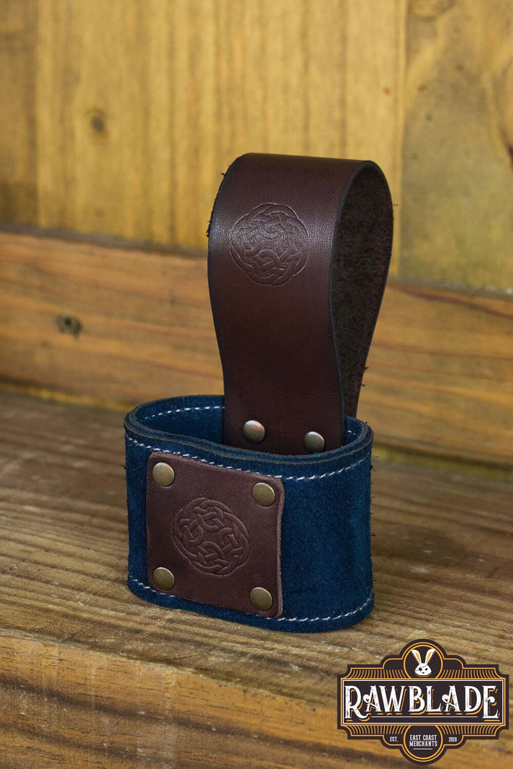 Wanderer Holder made of split leather with Celtic designs and rivets, measuring 9cm x 12cm.