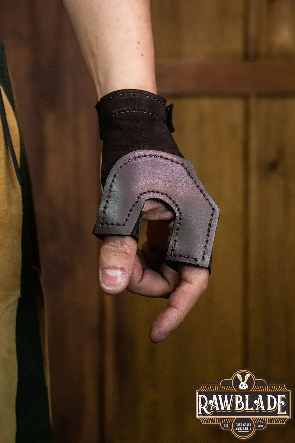 Archery Glove Oren shown on a hand, made of split leather and featuring adjustable velcro for a perfect fit.