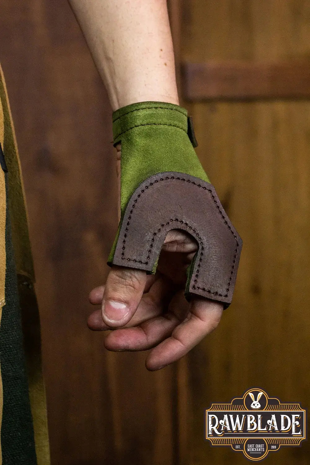 Archery Glove Oren in green and brown, perfect for bow hand protection, featuring high-quality leather.