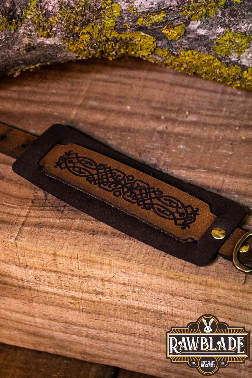 Beleriand Leather Bracelet featuring engraved black filigrees on dark leather and a golden buckle for elegance.