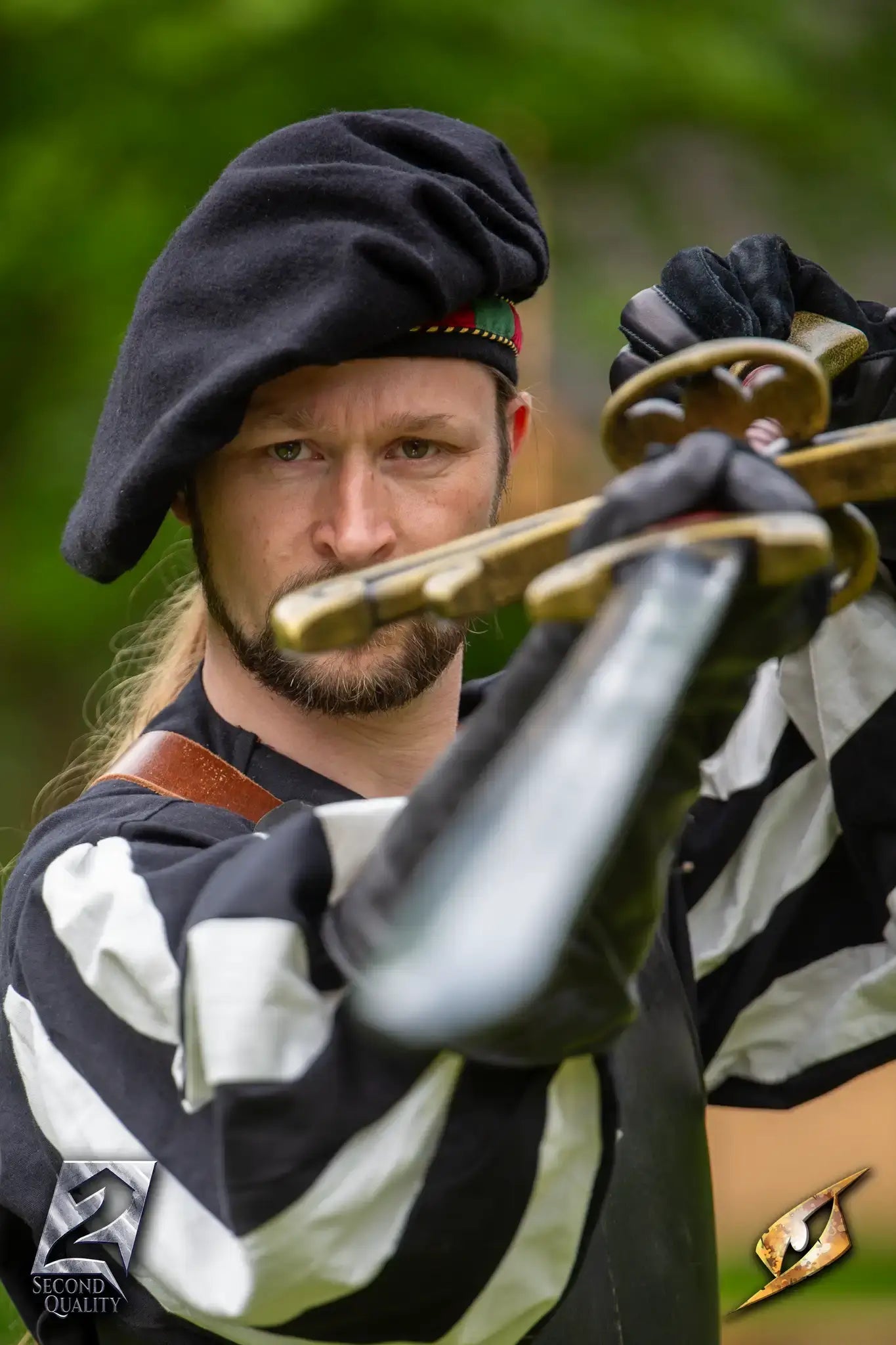 2nd Quality – Landsknecht Greatsword held by a warrior in a historical costume, ready for battle.