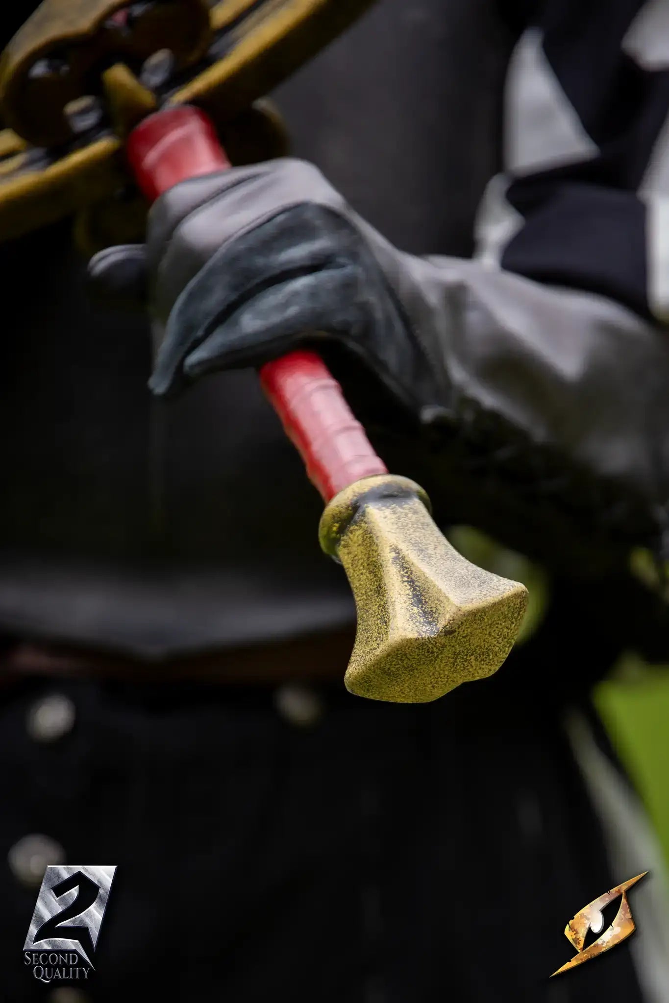 Close-up of the hilt and pommel of the 2nd Quality – Landsknecht Greatsword, featuring a gold crossguard and red grip.