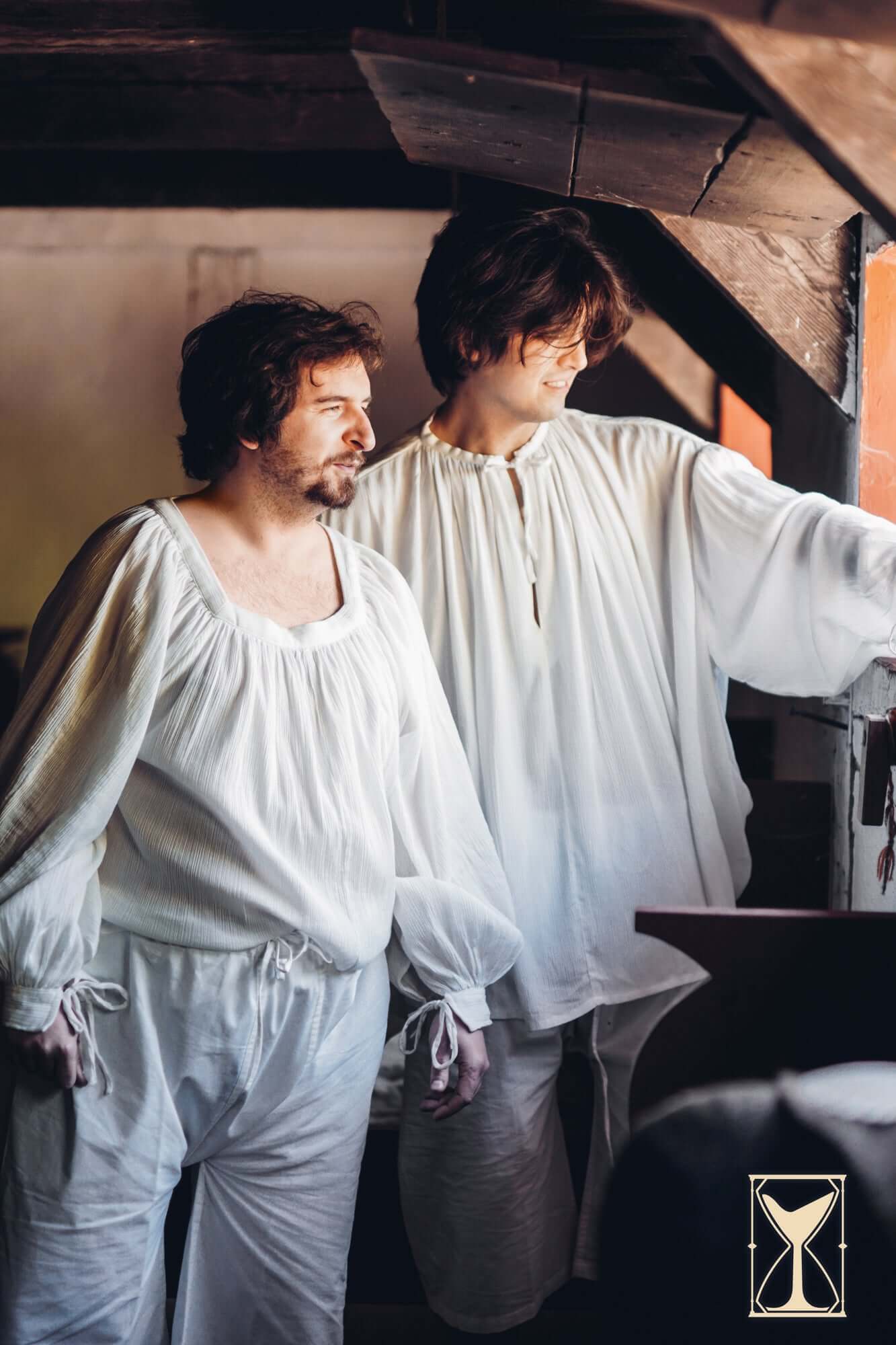 Shirt Duccio displayed on two men wearing medieval-style white shirts, perfect for historical reenactments.