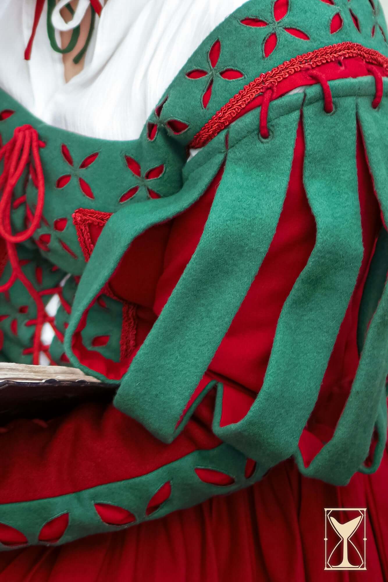 Landsknecht Bloom Sleeve detailed view showcasing decorative slashed upper sleeves in elegant colors.
