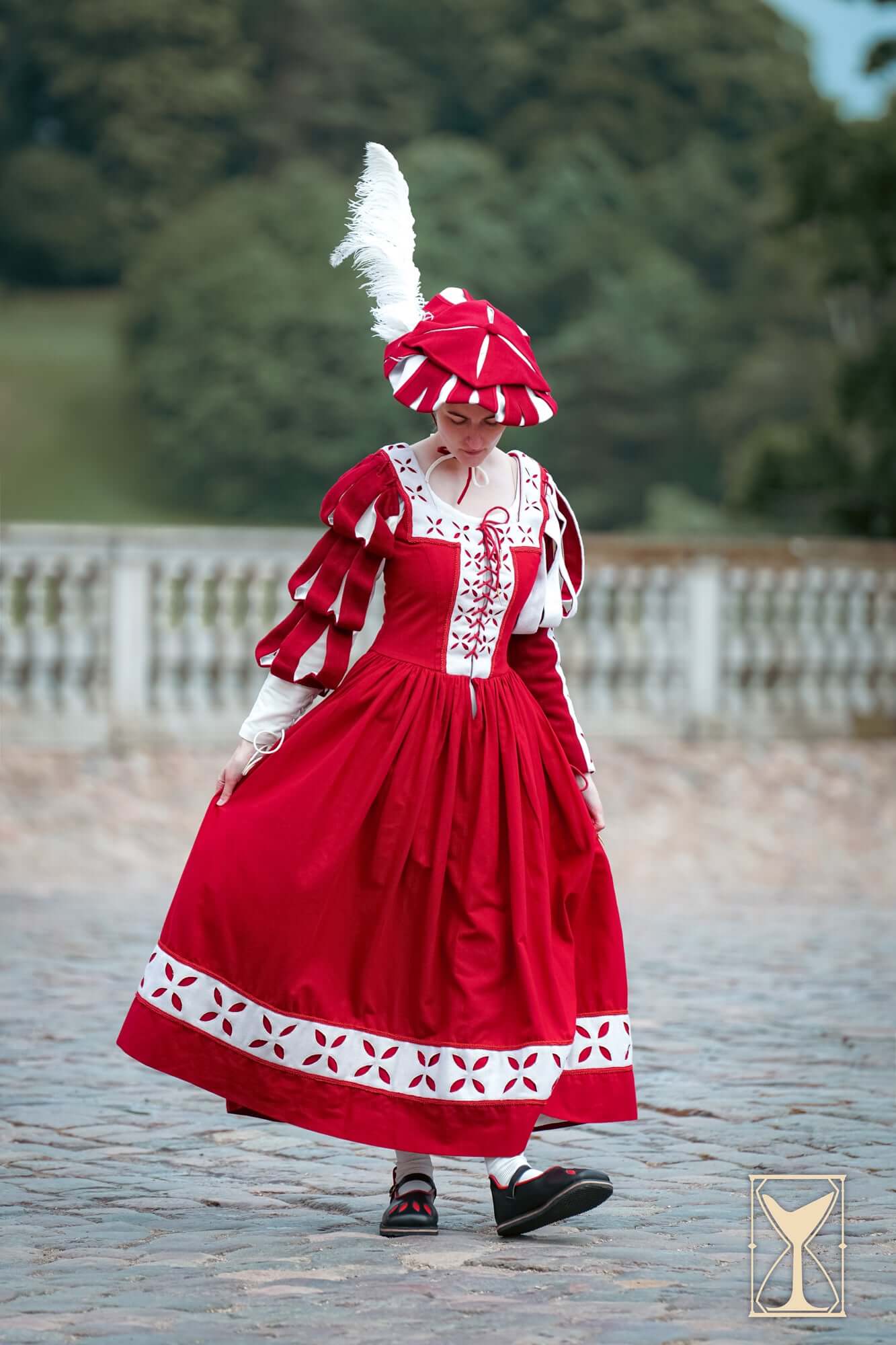 Kampfrau dress: Embrace Medieval Style & Bold Colors Kampfrau dress: Embrace Medieval Style & Bold Colors