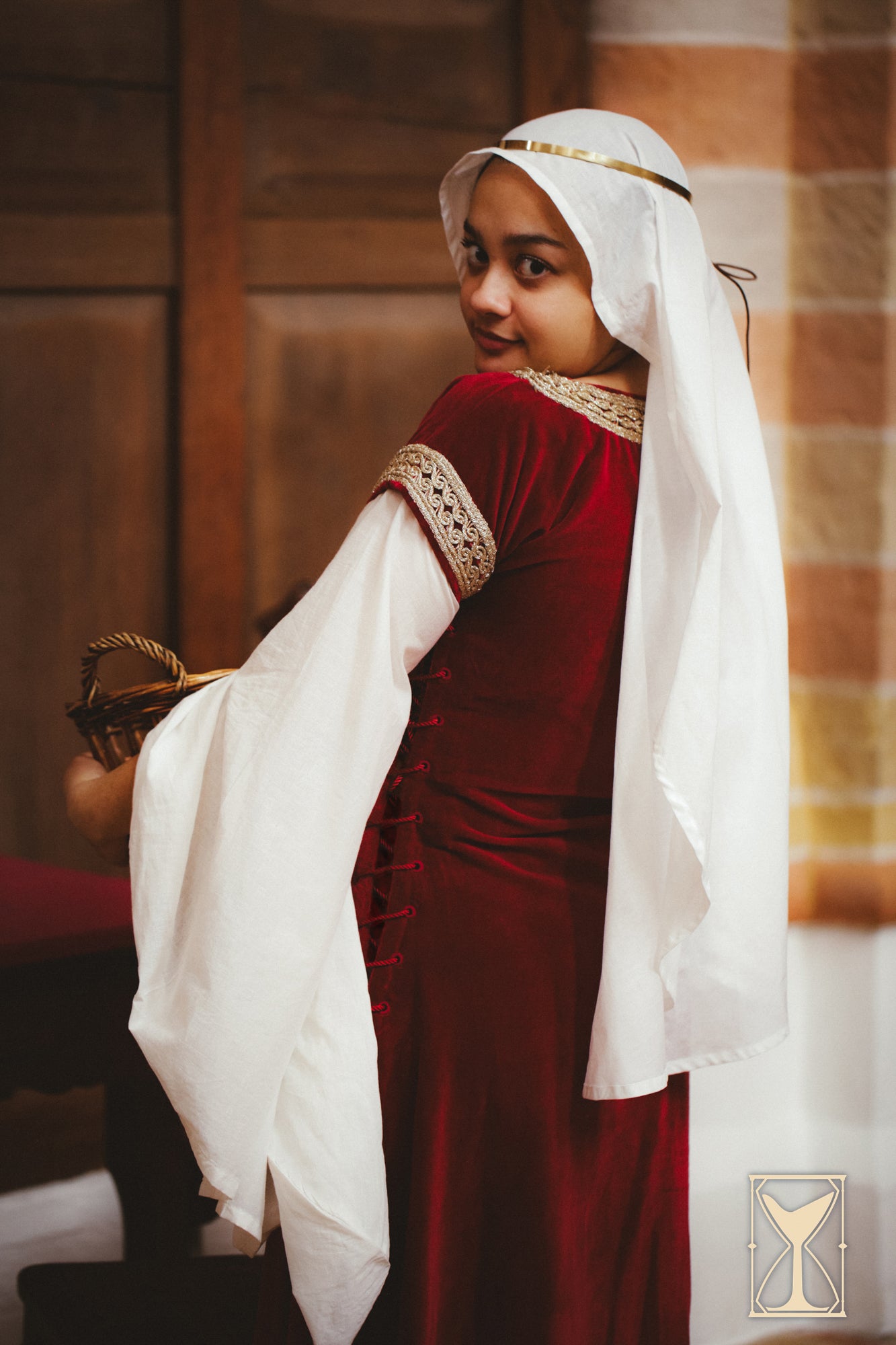 Bliaut Noble dress showcasing flowing sleeves and lacing detail, perfect for high-status characters of the 12th century.