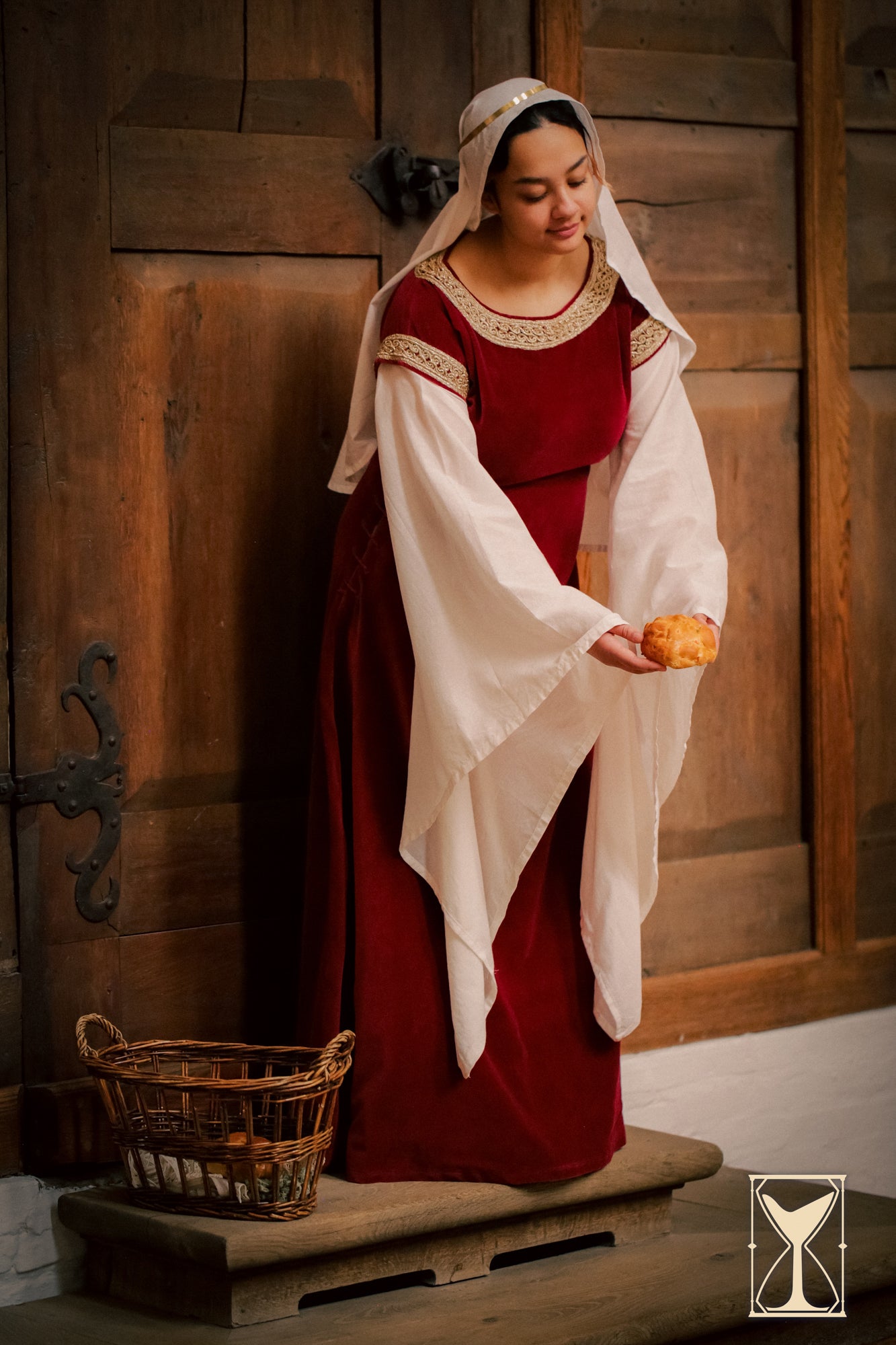 Model wearing a Bliaut Noble dress, featuring a flowing design with long sleeves and rich velvet fabric.