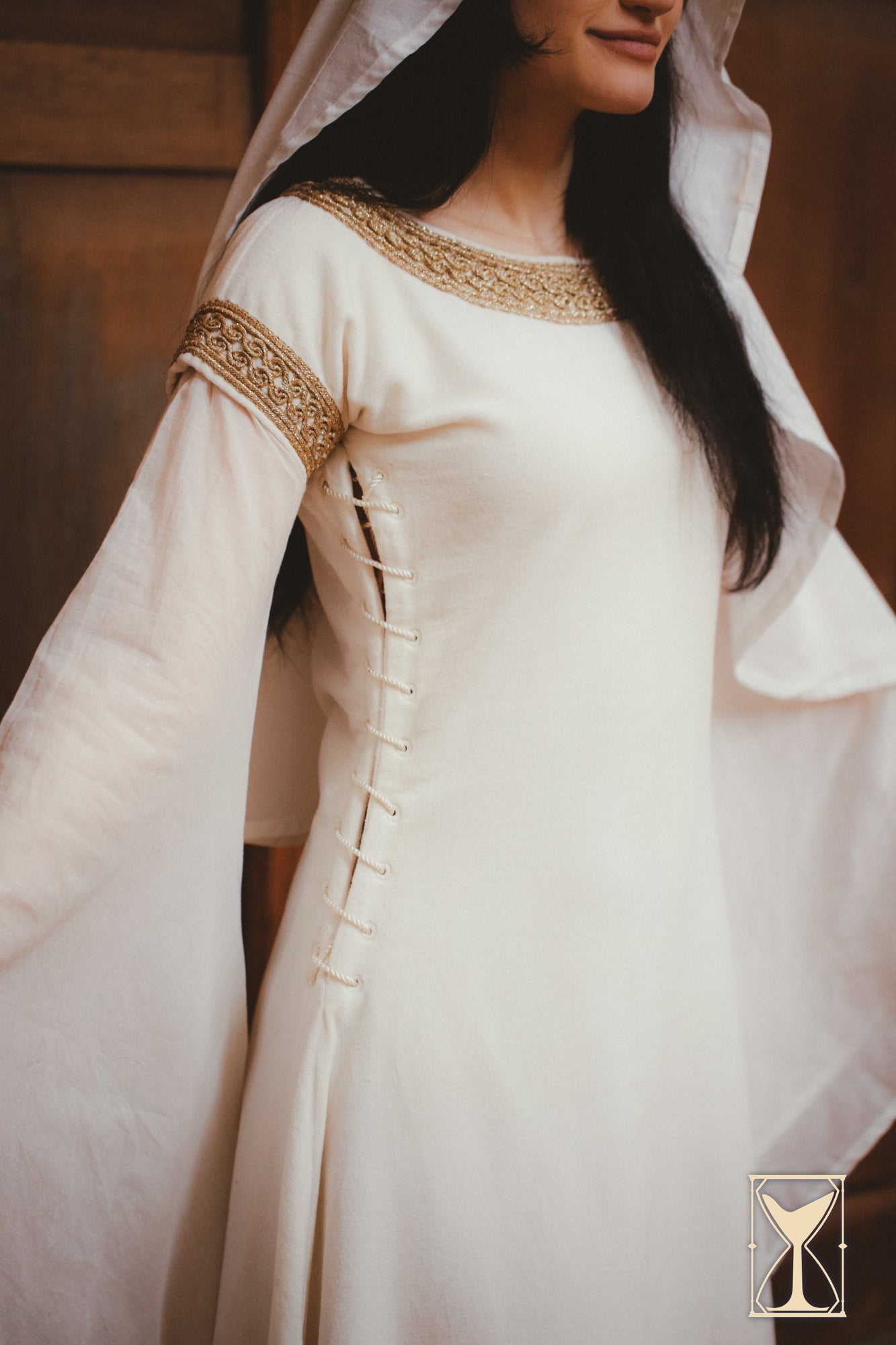 Bliaut Noble dress featuring side lacing and long, flowing sleeves, perfect for high-status characters of the 12th century.