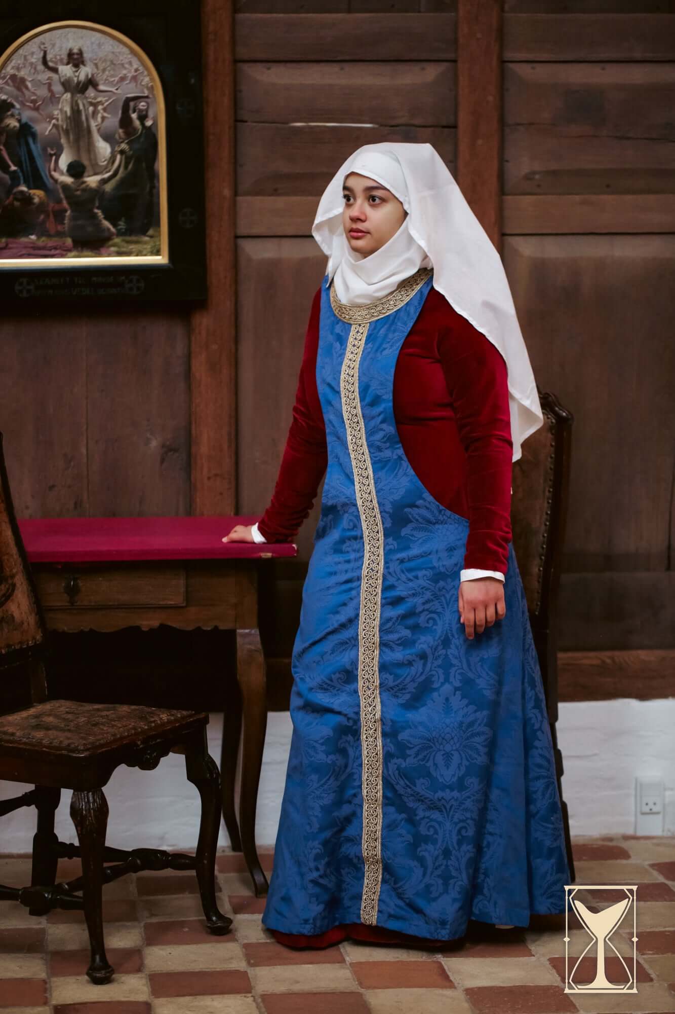 Pellote - Medieval Dress showcased in blue patterned brocade fabric, styled with a red tunic underneath.