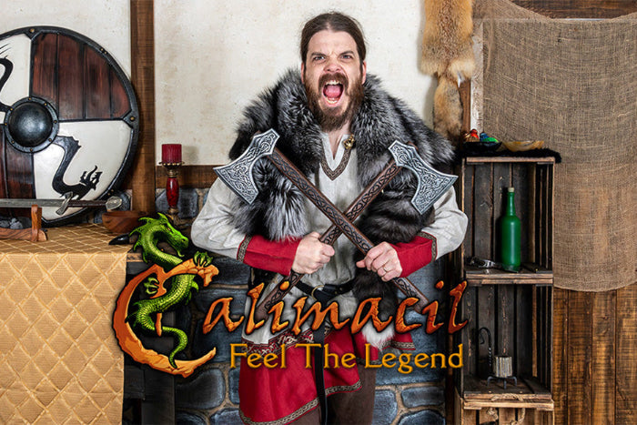 A man in warrior attire, holding axes and shouting passionately, with a medieval background and Calimacil logo.
